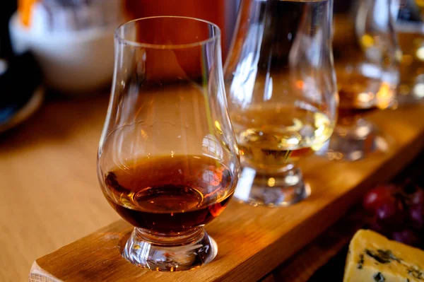 Flug Von Schottischem Whisky Verkostungsgläser Mit Verschiedenen Single Malts Oder — Stockfoto