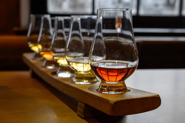 Volo Whisky Scozzese Bicchieri Degustazione Con Varietà Malto Singolo Liquori — Foto Stock