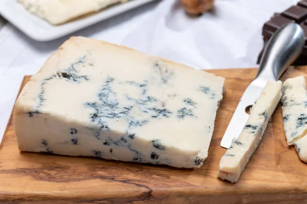 意大利米兰Gorgonzola用牛奶制成的意大利食品 黄油或坚定的蓝奶酪 — 图库照片