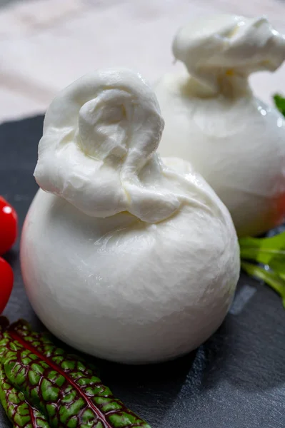 Kolekcja Serów Świeża Miękka Biała Kulka Serowa Burrata Wykonana Mozzarelli — Zdjęcie stockowe