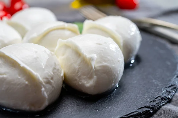 Chutné Italské Jídlo Čerstvé Bílé Buvolí Mozzarella Měkké Sýrové Koule — Stock fotografie