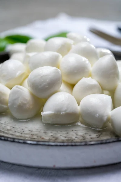 Італійська Їжа Свіжий Зелений Базилік Білий Міні Моцарелла Які Кульки — стокове фото
