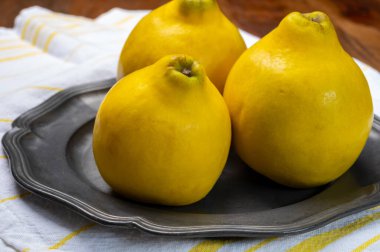 Olgun sarı ayva elmaları grubu, yaklaşın.