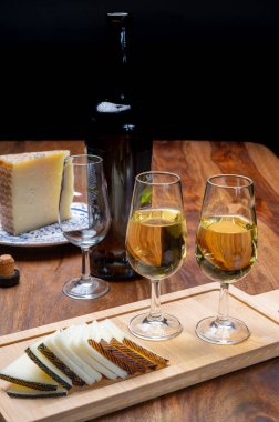 Endülüs 'ten İspanyol şarabı ve İspanya' nın La Mancha şehrinde yapılmış farklı koyun sert manchego peyniri parçaları. Şarap ve peynir eşleşmesi