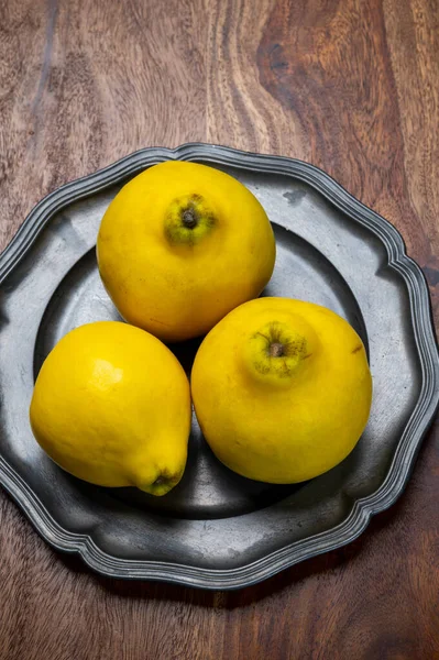 Olgun Sarı Ayva Elmaları Grubu Yaklaşın — Stok fotoğraf