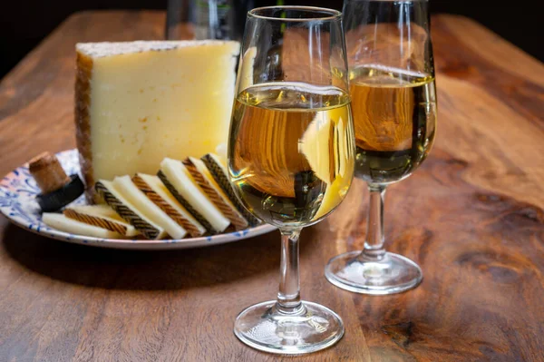 Vinho Xerez Seco Fino Espanhol Andaluzia Pedaços Diferentes Queijos Manchego — Fotografia de Stock