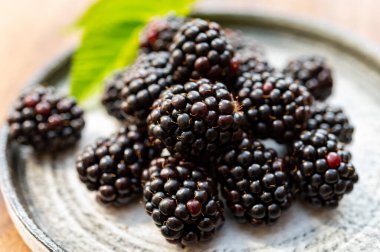 Olgun sağlıklı antioksidan siyah frenk üzümü ya da böğürtlen böğürtlenleri.