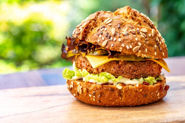 Organik malzemelerden yapılmış taze etsiz vejetaryen burger.