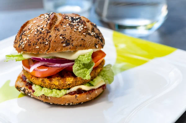 Hamburguesa Vegetariana Fresca Sin Carne Sabrosa Hecha Ingredientes Orgánicos Cerca — Foto de Stock