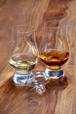 İskoç viskisi ve karışık viski tatma İskoçya 'daki içki imalathanesinde fotokopi alanını kapatın.