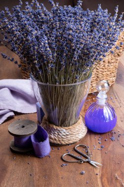 Fransa 'nın Provence kentindeki hediyelik eşya dükkanında mor kurutulmuş lavanta çiçekleriyle dolu vazo.