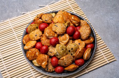 Lezzetli Asya vejetaryen aperatifleri, çıtır pirinç ve Japonya 'dan gelen çerezler kasede.