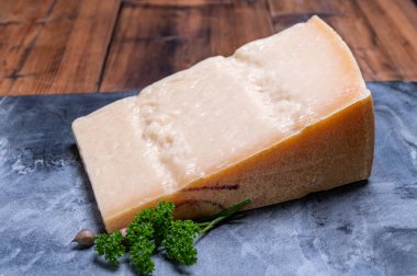 İnek sütünden ya da Grana Padano 'dan yapılmış büyük bir parça parmegiano-reggiano parmesan peyniri.
