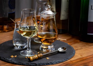 İskoç maltı ve karışık viski tatma İskoçya 'da damıtma fabrikası yakın çekim