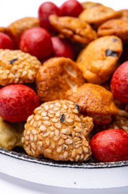 Lezzetli Asya vejetaryen aperatifleri, çıtır çıtır pirinçli, fındıklı aperatifler...