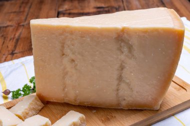 İnek sütünden ya da Grana Padano 'dan yapılmış büyük bir parça parmegiano-reggiano parmesan peyniri.