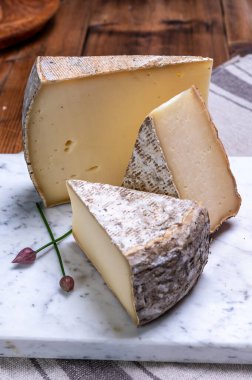 Tomme de Montagne peyniri ya da Fransız Alplerindeki inek sütünden yapılan tomme de savoie.
