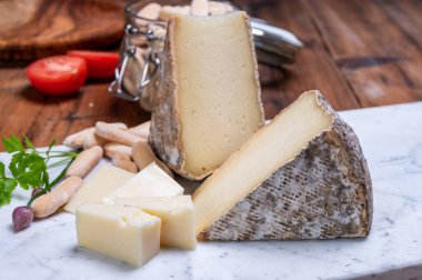 Tomme de Montagne peyniri ya da Fransız Alplerindeki inek sütünden yapılan tomme de savoie.
