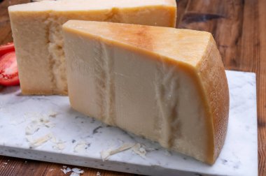 İnek sütünden ya da Grana Padano 'dan yapılmış büyük parmegiano-reggiano parmesan peyniri kalıpları.