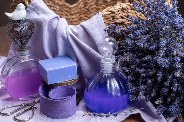 Handgefertigte Biologische Pflegeprodukte Aus Violetten Aromatischen Lavendelblüten Der Provence Frankreich — Stockfoto