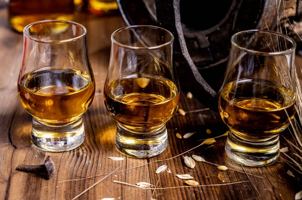 Malé Degustační Sklenice Starou Skotskou Whisky Starém Tmavém Dřevěném Vinobraní — Stock fotografie
