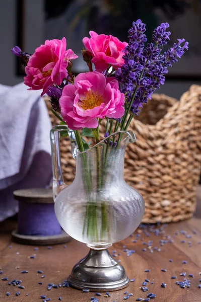 Маленькая Винтажная Стеклянная Ваза Дикими Розовыми Розами Фиолетовой Лавандой Деревянном — стоковое фото