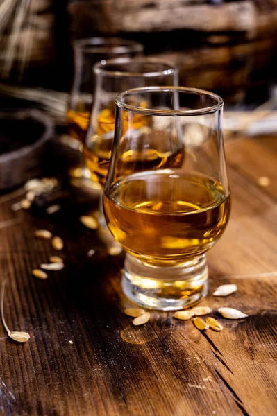 Pequeños Vasos Degustación Con Whisky Escocés Envejecido Sobre Una Antigua —  Fotos de Stock