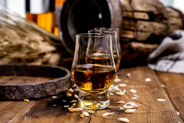 Kleine Degustationsgläser Mit Gealtertem Schottischen Whisky Auf Altem Dunklem Holztisch — Stockfoto