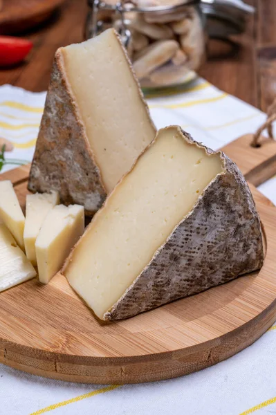 Trozos Queso Tomme Montagne Tomme Savoie Hechos Leche Vaca Los — Foto de Stock