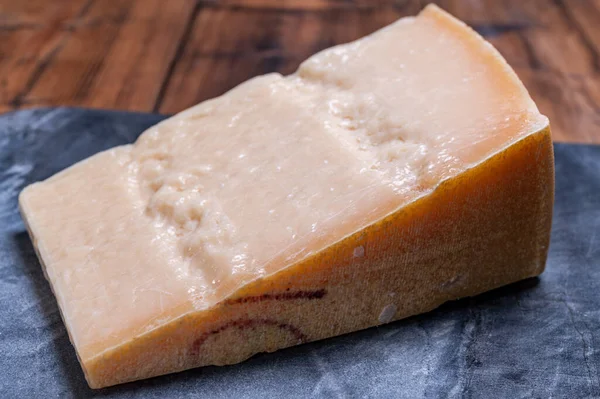 İnek sütünden ya da Grana Padano 'dan yapılmış büyük bir parça parmegiano-reggiano parmesan peyniri.
