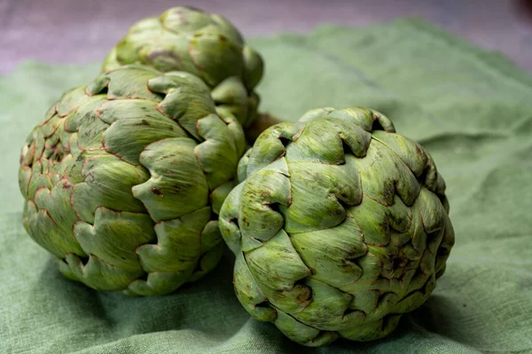 Olgunlaşmamış büyük yeşil küre enginar, sebzeler...