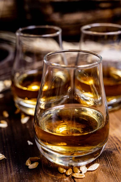 Speyside Skotská Whisky Ochutnávka Staré Tmavé Dřevěné Vinobraní Stůl Ječmen — Stock fotografie
