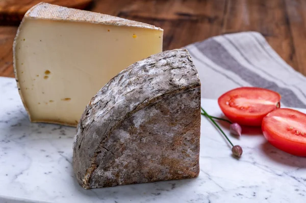 Pedaços Queijo Tomme Montagne Tomme Savoie Feitos Leite Vaca Alpes — Fotografia de Stock