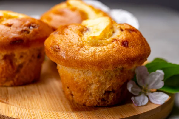 Φρέσκα Ψημένα Νόστιμα Muffins Μήλο Και Κανέλα Κοντά — Φωτογραφία Αρχείου
