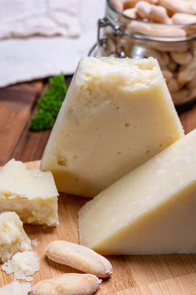 拉齐奥 撒丁岛或托斯卡纳的羊奶制成成熟的意大利罗曼语乳酪片 — 图库照片