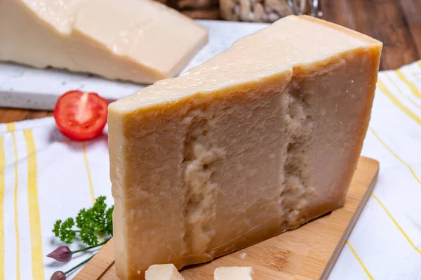 Stora Kilar Parmigiano Reggiano Parmesan Hård Italiensk Ost Gjord Komjölk — Stockfoto