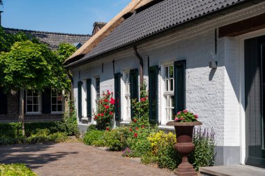 Hollanda 'nın kuzey Brabant kentindeki bir aile için sazdan çatılı eski Hollandalı evi