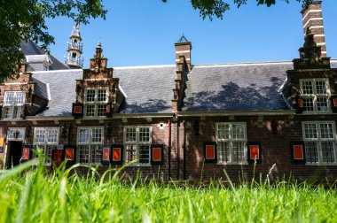 Büyük tarihi olan küçük bir kasabadaki eski Hollanda evleri Buren, Gelderland, Hollanda