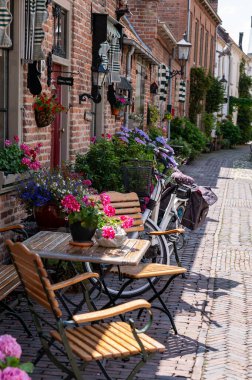 Büyük tarihi olan küçük bir kasabadaki eski Hollanda evleri Buren, Gelderland, Hollanda
