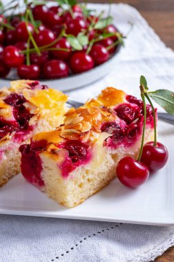 Taze pişmiş kek ve kırmızı sulu ekşi kiraz veya kriek meyveli yakın çekim.