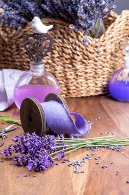 Fransa 'nın Provence kentindeki hediyelik eşya dükkanında bir demet taze, mor lavanta çiçeği.