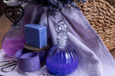 Provence, Fransa 'da mor lavanta çiçeklerinden yapılan el yapımı organik cilt ürünleri