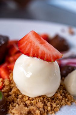 Lezzetli tatlı, taze çilekli vanilyalı dondurma.