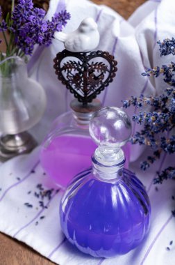 Provence, Fransa 'da mor lavanta çiçeklerinden yapılan el yapımı organik cilt ürünleri