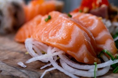 Japon yemeği, çiğ somon balığından yapılmış saşimi. Yakından.