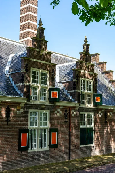 Büyük tarihi olan küçük bir kasabadaki eski Hollanda evleri Buren, Gelderland, Hollanda