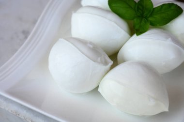 İtalyan bufalosundan yapılmış taze İtalyan peynirli mozzarella bufalosu fesleğenli makarna filata metodu.