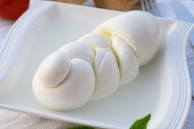 İtalyan bufalosundan yapılmış yumuşak, beyaz İtalyan peynirli mozzarella bufalosu Amaseno, Lazio, İtalya 'da makarna filata metodu.
