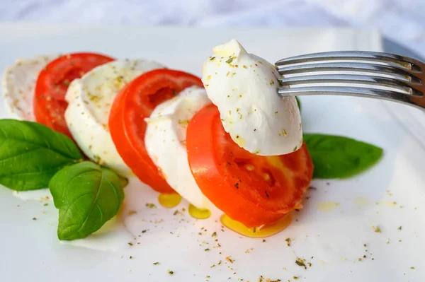 Čerstvý Caprese Salát Měkkého Bílého Italského Sýra Mozzarella Buffalo Zelená — Stock fotografie