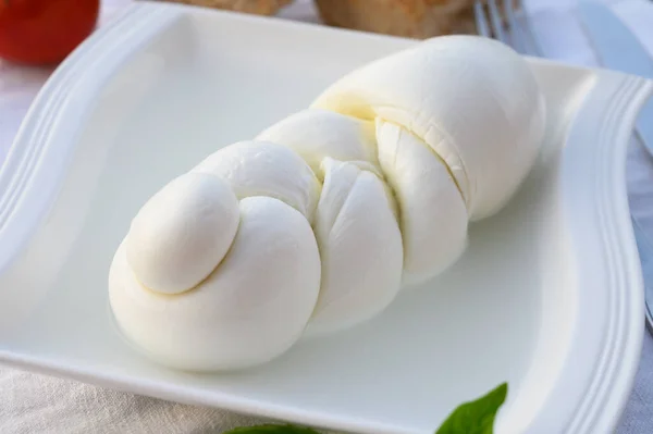 Świeże Miękkie Włoskie Plecionki Serowe Mozzarella Bawole Włoskiego Mleka Bawolego — Zdjęcie stockowe